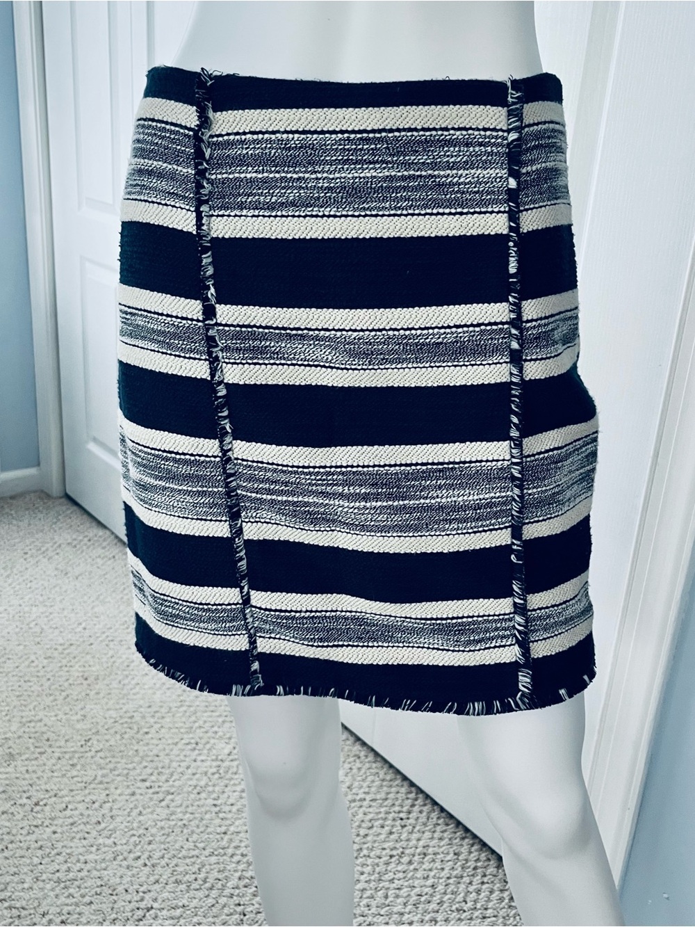 Banana Republic Fitted Mini / Pencil Skirt Blue & Cream Striped Women’s Size 4